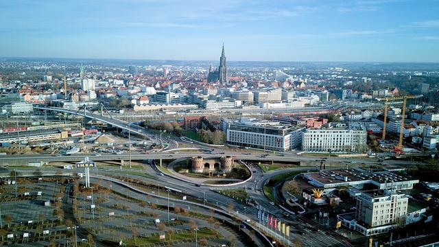 Blick an einem kalten Wintertag aus der Luft auf das Blaubeurer Tor, das (noch) von der Wallstraßenbrücke überspannt und vom Blaubeurer Ring umfasst wird. Im Hintergrund die Ulmer Innenstadt mit dem Münster. Um das Tor und den Blaubeurer Ring sind Arbeiten zur Vorbereitung des massiven Umbaus dieses Verkehrsknotenpunkts erkennbar.