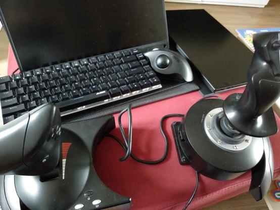Thrustmaster Hotas neben Bildschirmen und selbstgebautem Maus/Trackball/Terminal für Thunderbolt-Anschluss