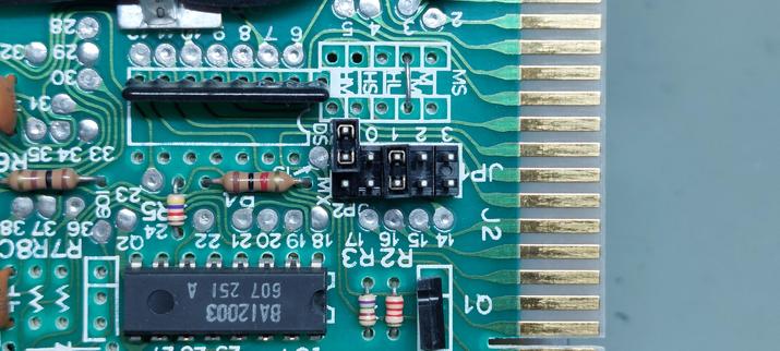 Detail of the jumper section of the floppy drive.