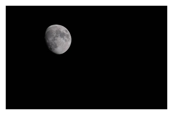 Foto im Querformat. Fast Vollmond am schwarzen Nachthimmel.