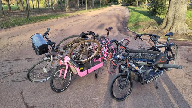 Deux vélos cargo avec 3 vélos démontés dessus