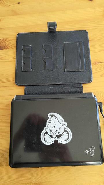 Eee pc opened with GNU sticker