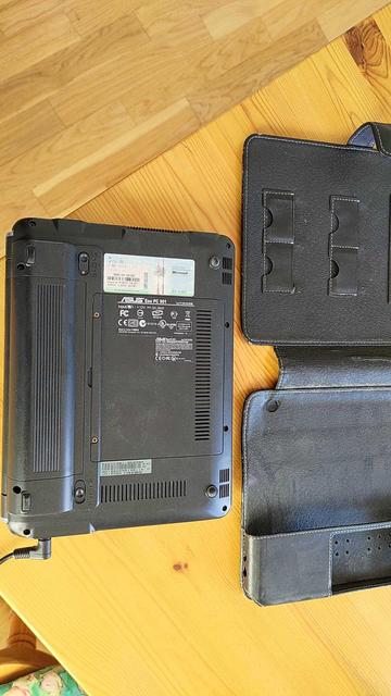 Eee pc showing extra large battery pack