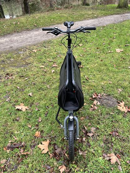Le Muli vu de face, avec sa caisse fermée. Ca le rend très étroit.