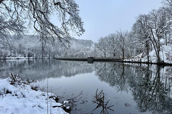 Blick auf die verschneite Talsperre.