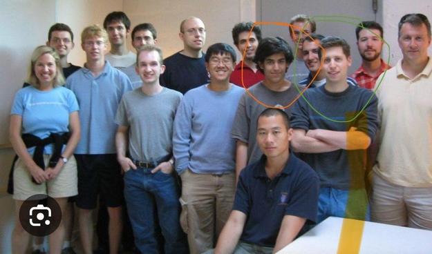 A photo of the initial Y Combinator class with Aaron Swartz circled in orange, standing right next to Sam Altman circled in green
