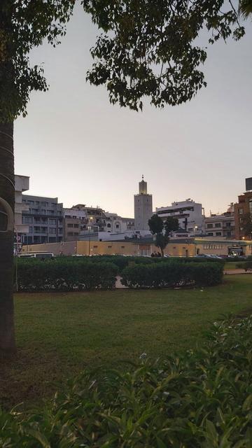 Parko Mehdi Ben Barka kun la islama preĝejo Al Andalus.
