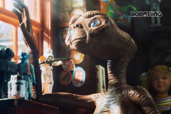 E.T. Looking out of the window from Elliotts room