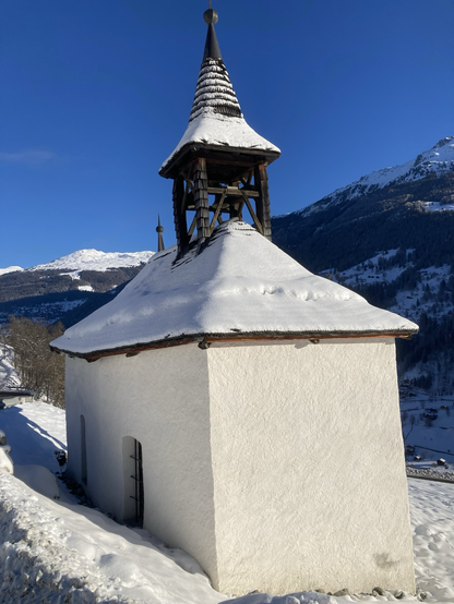 Verschneite Kapelle im Wallis