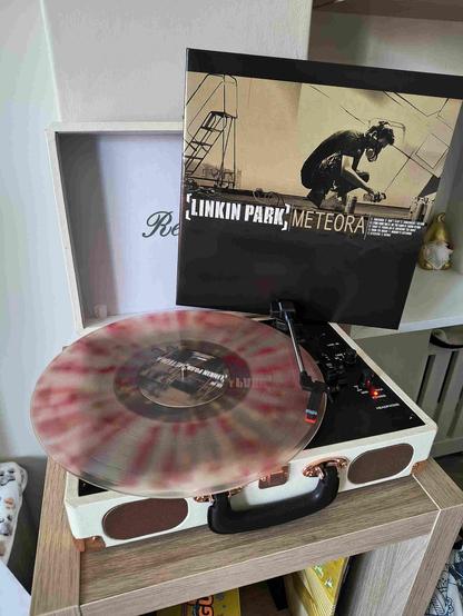 Foto del vinile Meteora dei Linkin Park su un giradischi