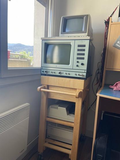 The combo HP9816, the B&K 2034, a HP7470 plotter, a HP9122 disk drive and HP9134 hard disk units, all connected with GPIB.