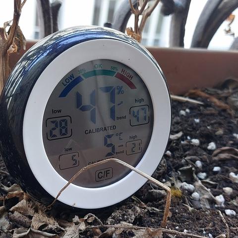 thermomètre sur le rebord de fenêtre
