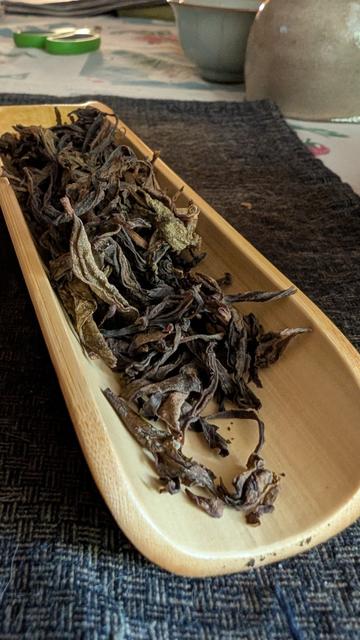 Dry rock tea leaves