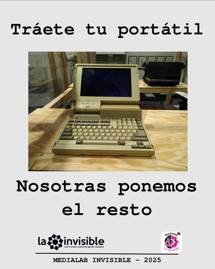Una imagen muestra un portátil antiguo de color beige claro, de la marca Sharp, sobre una mesa de madera.  El portátil tiene una pequeña pantalla y un teclado de estilo clásico.  Al fondo se ve parte de una máquina de escribir antigua. El texto sobre la imagen dice: "Tráete tu portátil. Nosotras ponemos el resto."  En la parte inferior aparecen los logos de "la invisible" y "Medialab Invisible 2025".