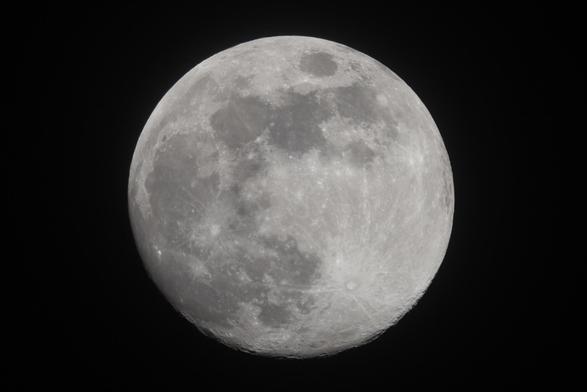 Der zunehmende Mond kurz vor Vollmond fast formatfüllend am dunklen Nachthimmel
