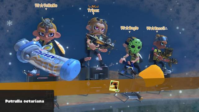 Captura de pantalla del videojuego Splatoon 3, donde los avatares, pulpos antropomorfos, de les usuaries Ransil, LordBogle, YoHaNe y un random posan con sus armas antes de empezar la batalla contra el equipo contrario.