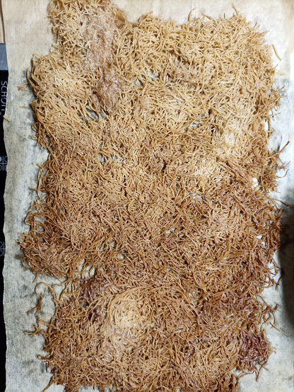 Der fertig gebackene Kadaifi-Knusper auf Backpapier