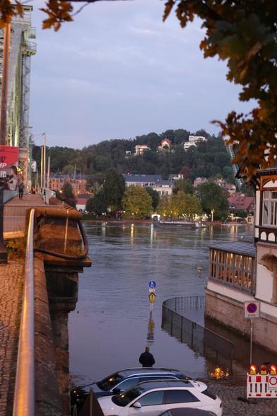 Wasser neben dem blauen Wunder
