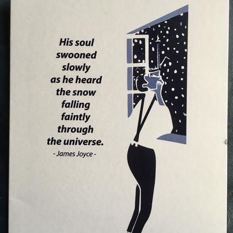 Die Grafik auf einer Weihnachtskarte zeigt einen Mann am offenen Fenster, der in fallende Schneeflocken schaut. Dazu ein Zitat von James Joyce aus der Erzählung THE DEAD / DIE TOTEN.
The graphic on a Christmas card shows a man at an open window looking out at falling snowflakes. Accompanied by the quote by James Joyce from the story THE DEAD: 
"His soul swooned slowly as he heard the snow falling faintly through the universe and faintly falling, like the descent of their last end, upon all the living and the dead."