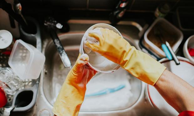 Persona fregando en la cocina. (Getty Images)