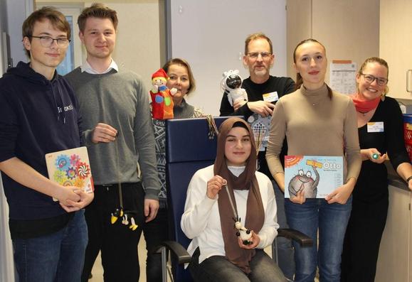 Das Bild zeigte VertreterInnen vom Jugendparlament der Stadt Osnabrück und des SPZ/ KJP aus dem Kinderhospital Osnabrück am Schölerberg.
Die Menschen stehen im EEG Raum und schauen in die Kamera.