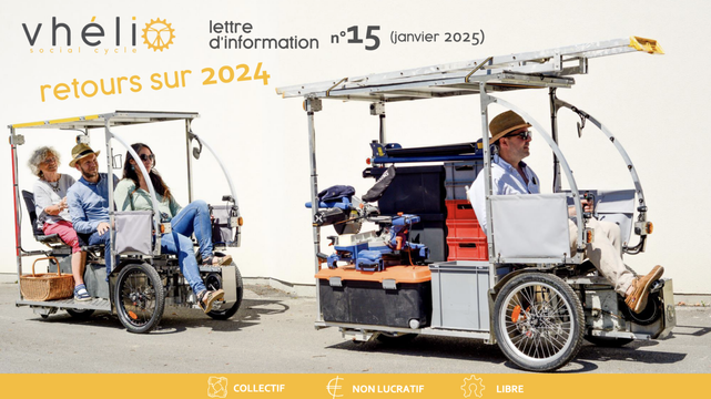 Photo de deux vélos cargo à 3 roues et avec toit, avançant dans une rue, avec un mur blanc en arrière plan. Ils sont bien chargés, celui de tête transporte de nombreux outils électriques, et des caisses, ainsi qu'une échelle sur le toit ; celui de derrière transporte un total de 3 adultes. Toutes les personnes, hommes et femmes de différents âges, sont installées sur des sièges (et non pas des selles de vélo). En haut de la photo on voit écrit "vhélio lettre d'information n15 (janvier 2025)" et "retours sur 2024".