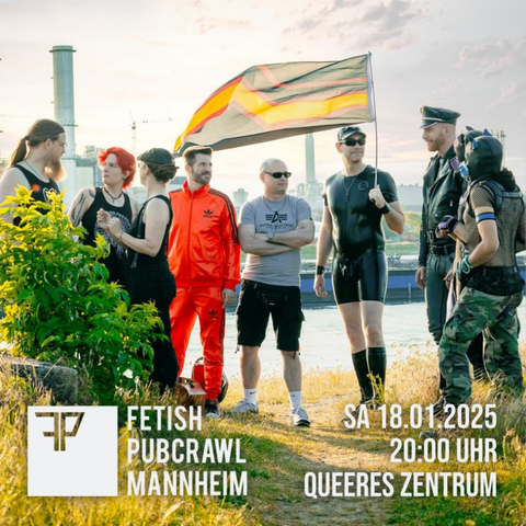 Quadratisches Foto von neun netten Leuten, die in Fetisch-Klamotten auf einer Grünfläche im Mannheimer Hafen stehen. Eine Person hält eine Gummi-/Latex-Pride-Flag. Unten steht: "Fetish Pubcrawl Mannheim - Samstag, 18. Januar, 20 Uhr, Queeres Zentrum Mannheim"