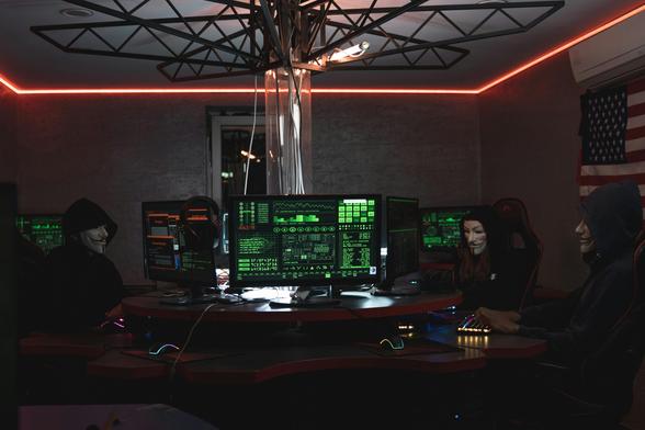 Menschen sitzen in einem dunklen Raum vor Computern
Foto von Tima Miroshnichenko von Pexels