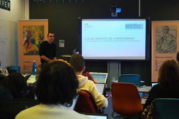 Photo prise lors de la formation montrant Nicolas Lemoine le formateur et une partie du public.