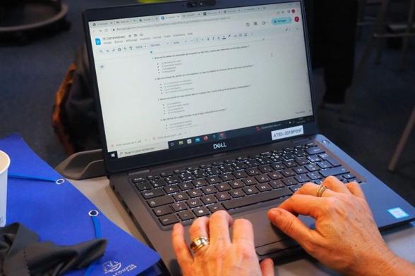 Photo montrant un écran d'ordinateur en gros plan avec un prompte visible.