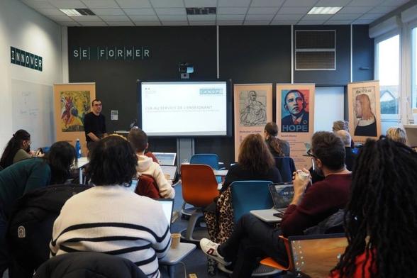 Photo prise lors de la formation montrant Nicolas Lemoine le formateur et une partie du public.