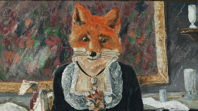 Détail de la renarde, elle porte un habit bleu noir avec des décors de dentelles blanches.

A detail of the vixen: she is wearing a blue-black suit with white lace decoration.