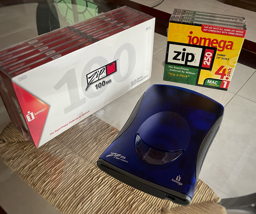 Unidad ZIP IOMEGA 250Mb y dos cajas selladas de discos ZIP de 100 y 250Mb