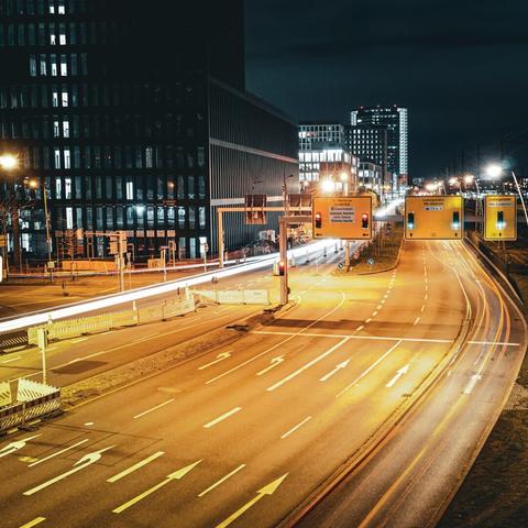 Langzeitbelichtung einer vielbefahrenen Straßenkreuzung bei Nacht vom Kleinfeldsteg aus, Location ist Mannheim Lindenhof.