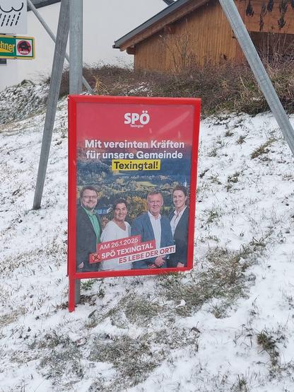 An einer Böschung steht ein Plakatständer mit einem Wahlplakat der SPÖ Texingtal. Auf dem Plakat steht der Satz Mit vereinten Kräften für unsere Gemeinde Texingtal!
Darunter sind die vier Kandidaten zu sehen, zwei Männer und zwei Frauen. 
Am Boden des Plakates steht der Satz Am 26.1.2025 X SPÖ Texingtal und der Slogan Es lebe der Ort!