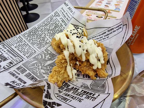 2 piezas de Pollo frito estilo coreano con salsa creamy cheese