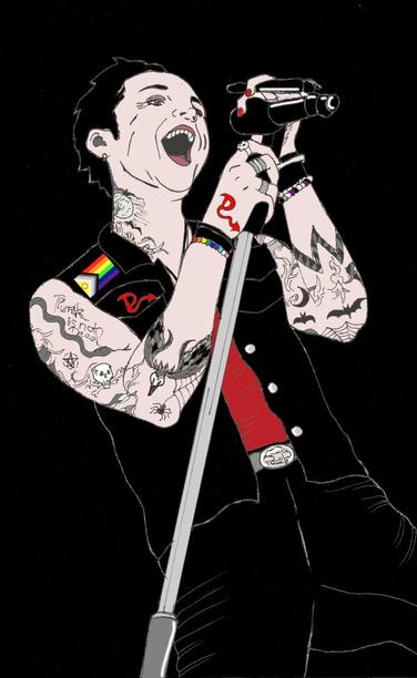 Gavin trägt eine schwarze Weste und Hose, dazu ein blutrotes Shirt. Auf der Weste ist ein Patch mit der Progressive Pride Flagge und ein rotes D mit einem Dämonenschwanz, das Logo der "Demonettes". Gavin hat zahlreiche Tattoos und schwarz gefärbtes Haar. Er singt in ein Mikrofon und steht ganz am rechten Bildrand.