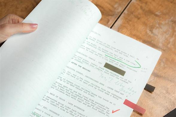 Ein aufgeschlagene Textseite. Der Text ist mit Anmerkungen (Unterstreichungen, Markierungen) versehen.