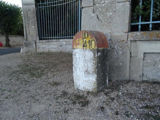 Borne située près de la commune de Milly-la-Forêt, servant à délimiter les territoires des départements de l'Essonne et de la Seine-et-Marne