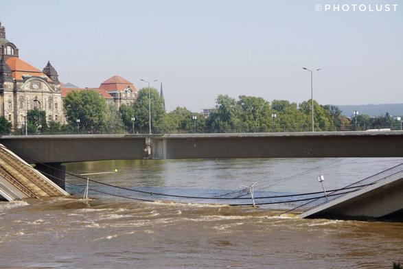Die teilweise eingestürzte Carolabrücke über die Hochwasser führende Elbe in Dresden.
Das Gebäude links ist die Sächsische Staatskanzlei.
