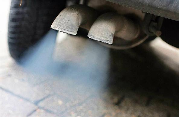 Auspuffanlage mit Rauchschwaden aus Diesel.