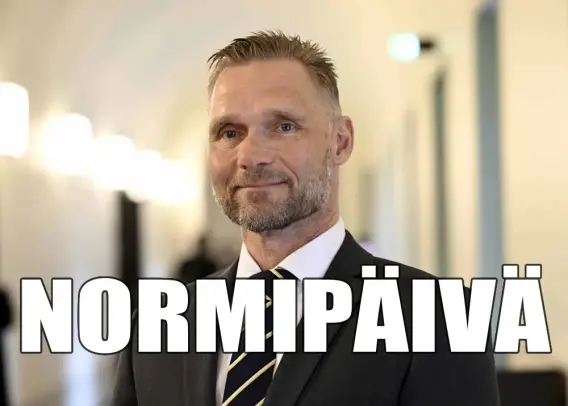 Kuvassa Perussuomalaisten lentokonehäirikkö Tomi Immonen, tekstinä NORMIPÄIVÄ