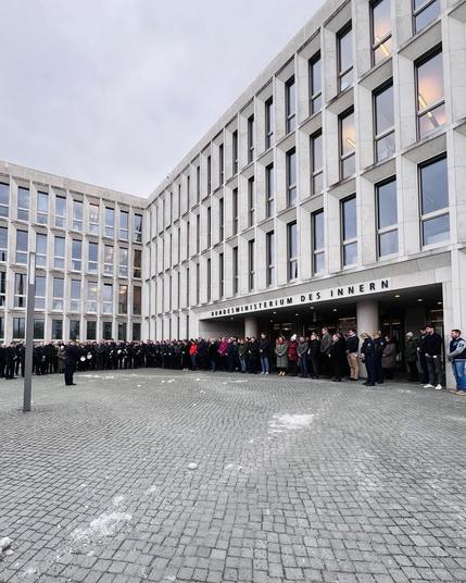 Mitarbeitende vor dem BMI