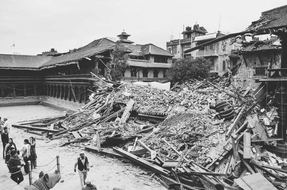 Le résultat d'un effondrement suite à un séisme à Bhaktapur, Bagmati Province, Nepal. Les habitants impuissants contemplent les habitations détruites.
