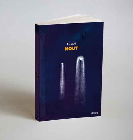 Le livre posé debout sur une surface blanche indéfinie, comme s'il existait déjà. Une illusion fabriquée par Zariel, aux trois dimensions inquiétantes. Le titre, Nout, est écrit en jaune sur bleu sombre. Deux comètes au tracé blanc poudreux, une grande et une petite, grimpent en parallèle vers l'espace infini. Elles évoquent des spores prises dans un daguerrotype.