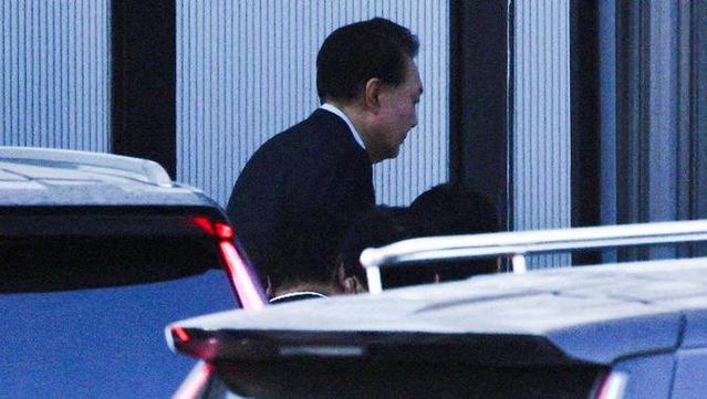 Yoon Suk-yeol, en el moment de la detenció aquest dimecres (Reuters)