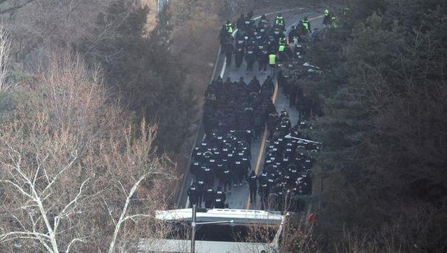 La policia ha desplegat un gran dispositiu a la residència oficial de Yoon per detenir-lo (Reuters/Kim Hong-Ji)