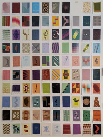 Das Bild zeigt eine Wand, die mit vielen kleinen, quadratischen Bildern bedeckt ist. Jedes Bild enthält ein abstraktes geometrisches Design in verschiedenen Farben und Mustern. Die Designs sind vielfältig und umfassen Linien, Formen, Muster und Farbverläufe. Insgesamt wirkt die Anordnung der Bilder wie eine Sammlung von modernen, künstlerischen Grafiken.