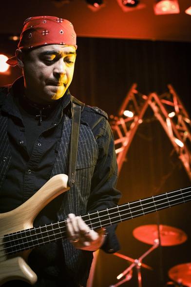 La photo d'un super bassiste.