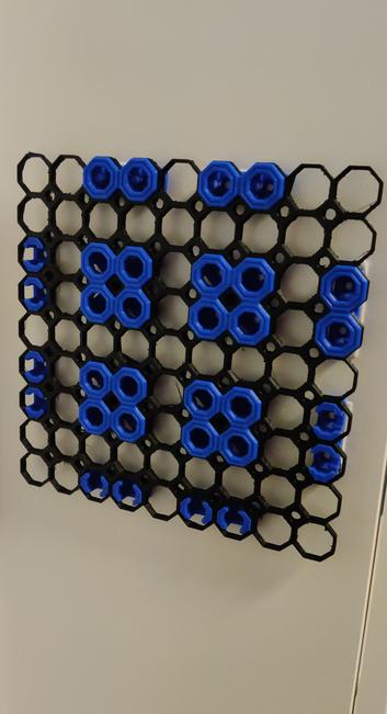 Ein im 3D Drucker gedrucktes Multiboard in schwarz und blau.